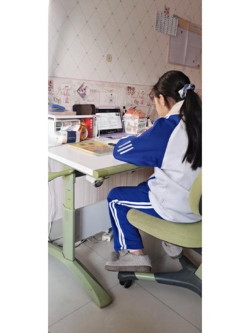 蹭WiFi上网课的初中女孩,信号不稳影响学习吗?-图1 蹭WiFi上网课的初中女孩,信号不稳影响学习吗?-图1