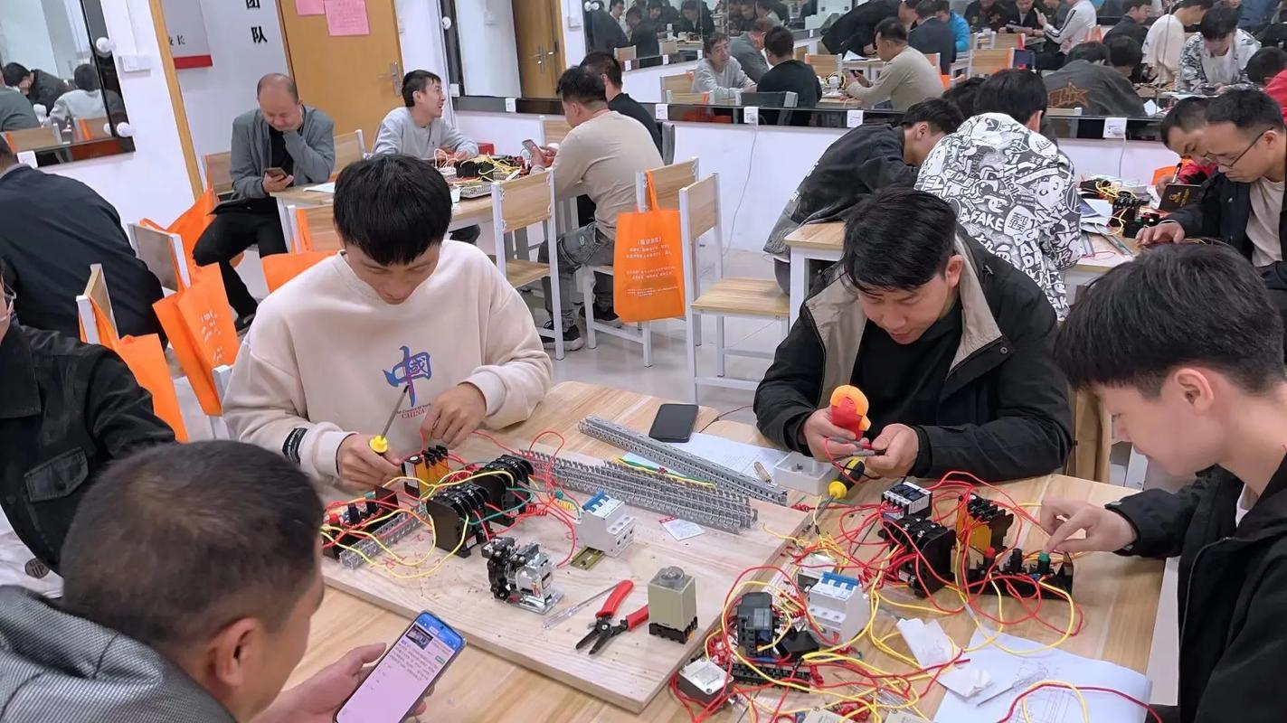 初中毕业能报电工培训班学校吗？-图2