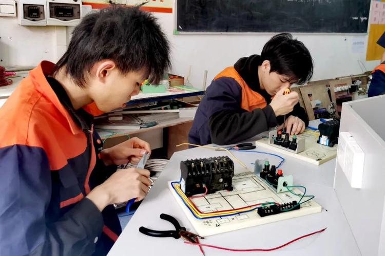 初中毕业能报电工培训班学校吗？-图1