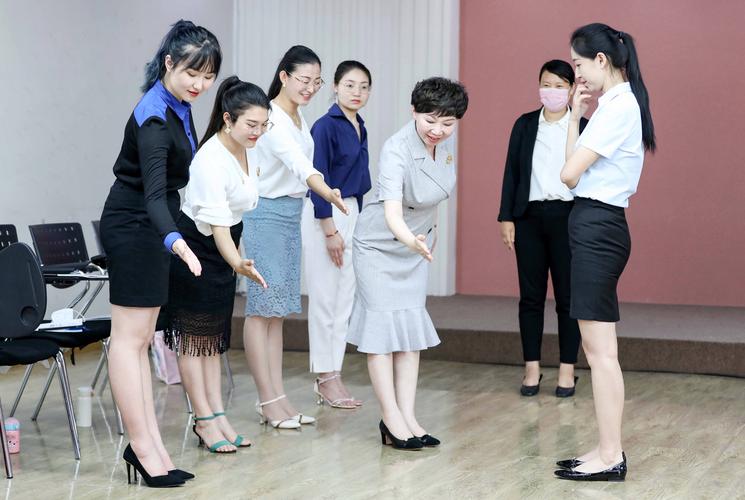 南昌小学生礼仪培训有何意义？-图2