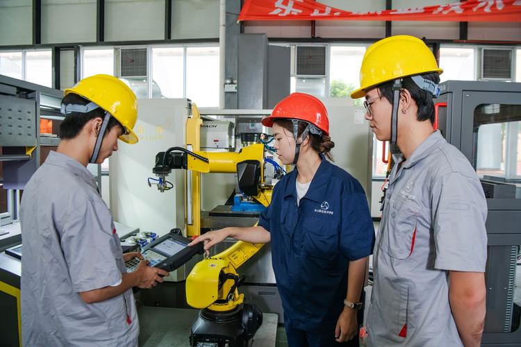 山东初中生学工业机器人专业前景如何？-图2