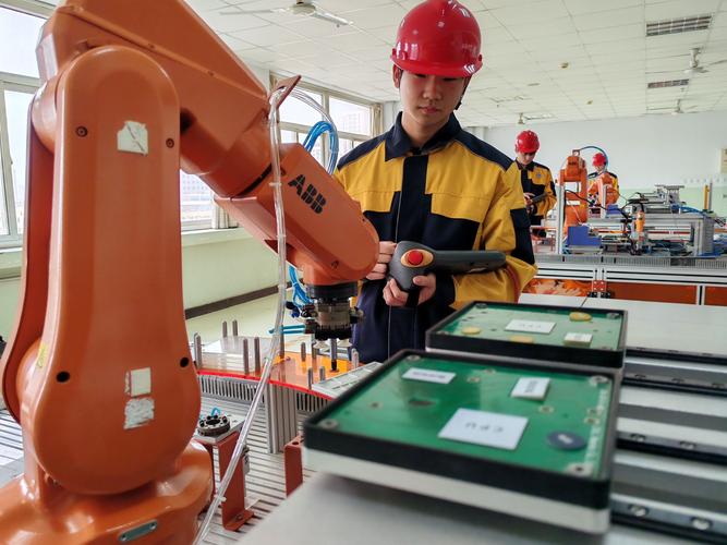 山东初中生学工业机器人专业前景如何？-图1