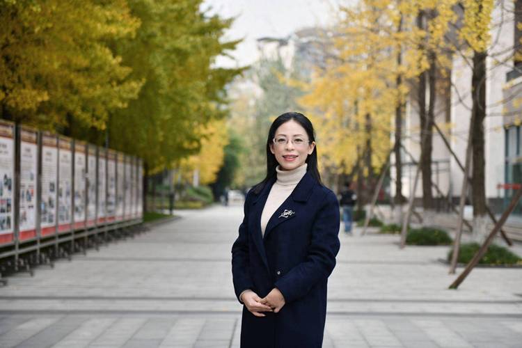 成都多米诺初中老师简介-图2 成都多米诺初中老师简介-图2