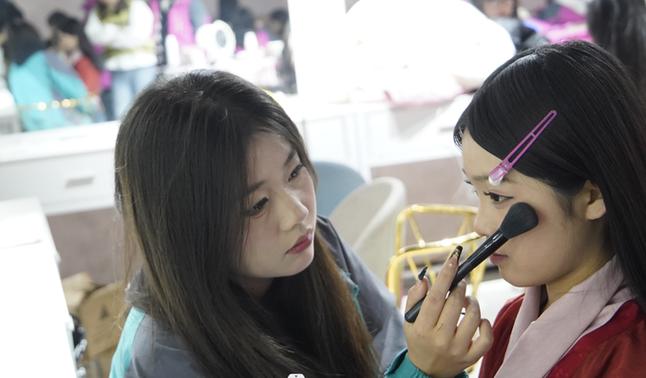 初中女生学化妆后能从事哪些职业？-图2